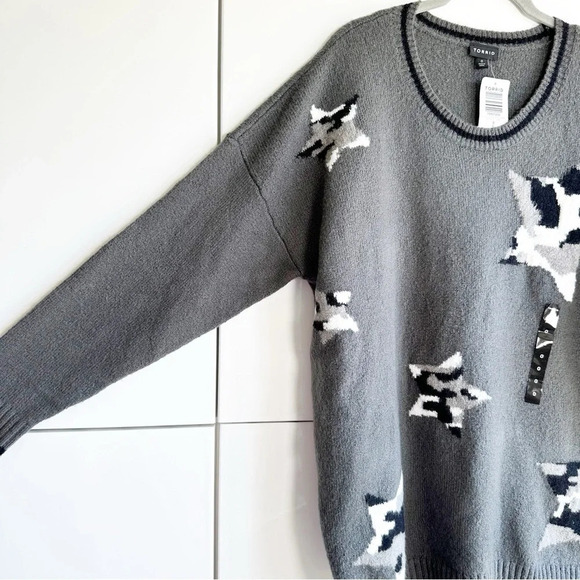 Torrid Sweater Gray With Stars Black White Crew Neck Long Sleeve NWT Size 0 - Picture 3 of 8